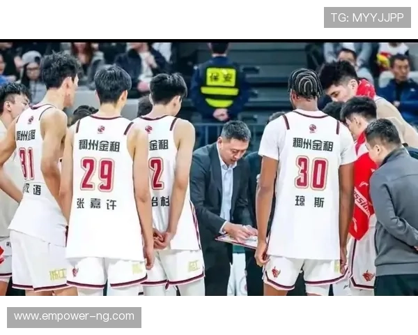 中国篮球联赛赛季初开局火热 多支球队激烈角逐力争季后赛席位